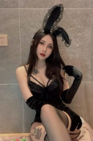 翁工允她的花蒂